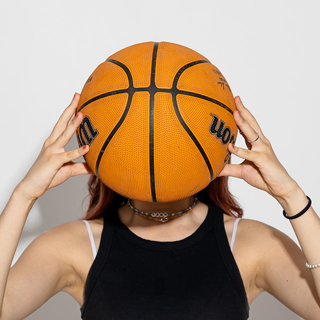 Platzhalterbild, Person hält sich Basketball vor den Kopf